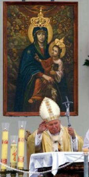 pope_at_chayka_airport_mass_with_icon.jpg